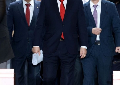 [포토] 의원총회 참석하는 권성동 대행