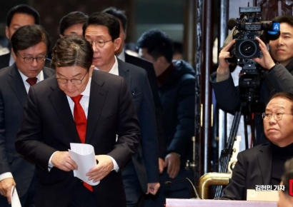 [포토] 회의장 들어서는 권성동