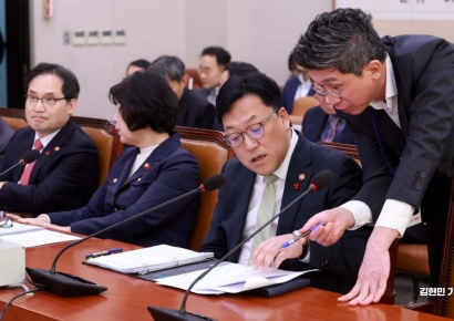 [포토] 관계자와 대화하는 김병환 금융위원장