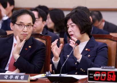 [포토] 대화하는 공정위원장과 보훈부 장관