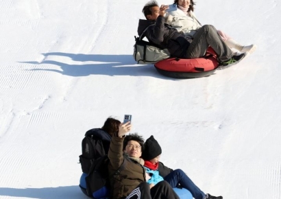 [포토] 휴대폰에 담아보는 눈썰매장 추억