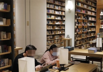 "예고 없이 삭제" 정부 대대적 검열에 소설 잘못 썼다가 감옥행…中 업계 칼바람