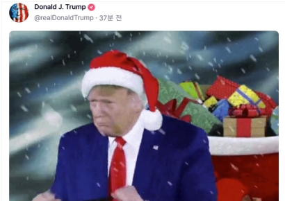 "아이돌 저리가라"…산타 자처한 트럼프, 성탄절에도 '굿즈 팔이'