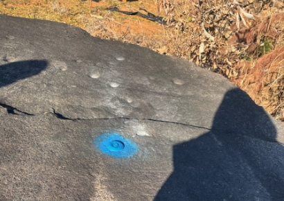 평범한 바위인 줄 알고 고인돌에 쇠못 '쾅'…공기관 '아차차'