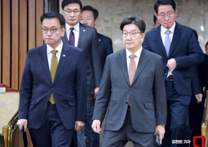 [포토] 내수경기활성화 민당정협의회 참석하는 권성동-최상목