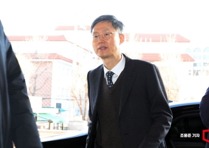 [포토] 출근하는 문형배 헌법재판소장 권한대행