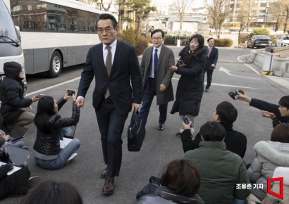 [포토] 첫 변론기일 헌재 향하는 윤 측 법률대리인들