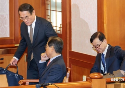 [포토] 윤대통령 탄핵심판 변론준비기일에 출석한 대리인들