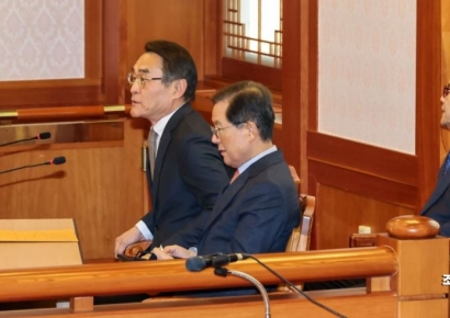 [포토] 첫 변론준비기일 출석한 윤측 법률대리인