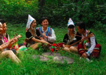 "왼쪽은 남편 거라 오른쪽 만져"…여성 가슴 만지며 인사하는 소수민족