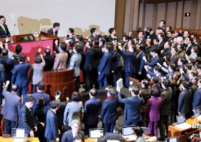 [포토] 집단 항의하는 국민의힘