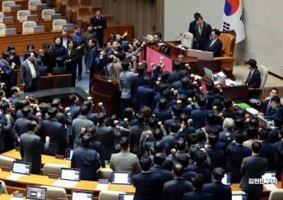 [포토] 국힘, 국회의장석 둘러싸고 집단항의