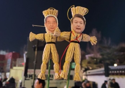 집회서 윤석열·한덕수 저주인형 등장…"무속은 무속으로"