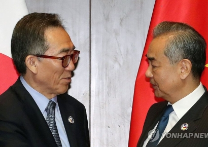 내년 초 한일·한중일 외교장관회담 추진 