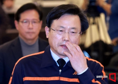 [포토] 굳은 표정으로 입장하는 김이배 대표