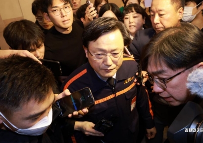 [포토] 굳은 표정으로 퇴장하는 김이배 제주항공 대표