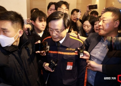 [포토] 회견장 나서는 김이배 제주항공 대표