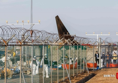[포토] 무안공항 제주항공 사고 잔해물 수습