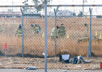 [포토] 사고현장 주변 탐색하는 소방대원들