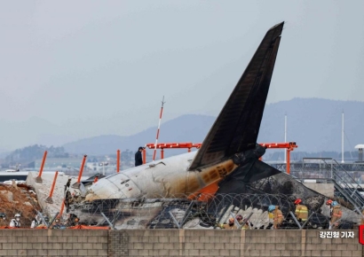 [포토] 무안공항 활주로에 놓여진 사고 여객기 기체