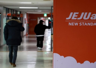 [포토] 제주항공 서울지사 사무실로 들어서는 관계자들