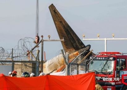 무안 공항 참사 원인 분분한데…CNN "섣부른 단정 금물"