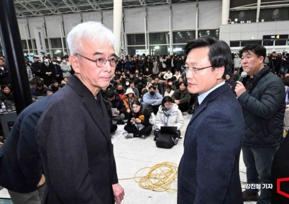 [포토] 유가족에게 사과한 뒤 이동하는 제주항공 경영진