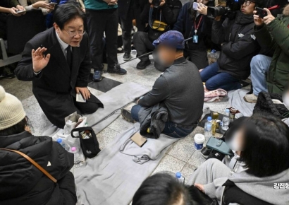 [포토] 유가족 위로하는 이재명 민주당 대표