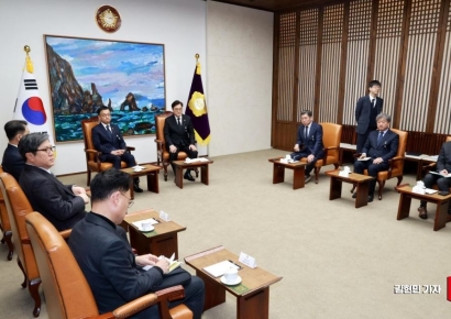 [포토] 우원식 국회의장, 최상목 대통령 권한대행 부총리 접견