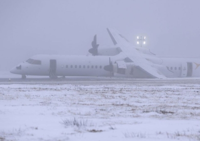 "객실 기울어지고 불꽃…" 캐나다서도 여객기 랜딩기어 고장, 승객 무사해