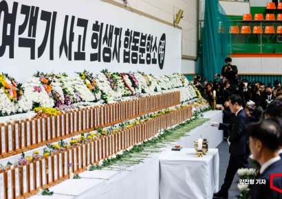 [포토] 헌화하는 이재명 민주당 대표