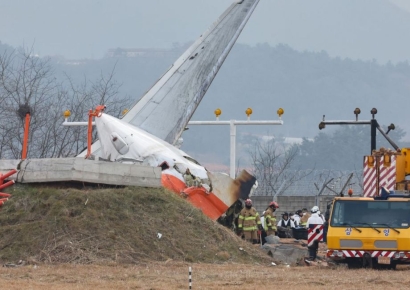 국토부 "무안 활주로 끝 방위각, 사고 키웠나 살펴보겠다"   