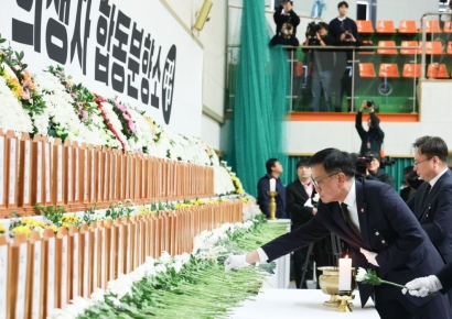 최 대행, 합동분향소 조문…"안전한 나라 만들 것"