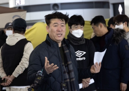 무안 참사 유가족 "시신 부패 빨리 막아야…공항 1층 분향소도 필요"