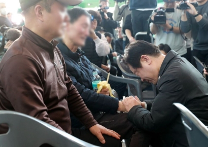 이재명, 무안공항 두 번째 방문…"미안합니다" 유가족 위로하며 눈물