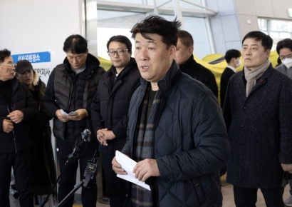 제주항공 유족 분노… "피해자 유해, 격납고 바닥에 널브러져"