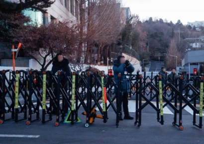 [포토] 바리케이드 설치된 대통령 관저 입구