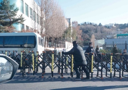 [포토] 법원, 윤석열 대통령 체포영장 발부 '강화된 바리케이드'