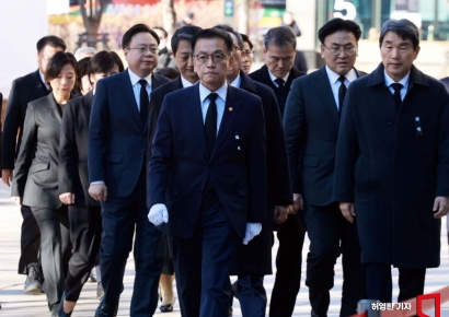 [포토] 분향소 찾은 최상목 권한대행 및 국무위원들