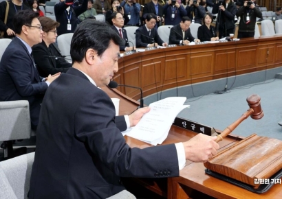 [포토] 의사봉 두드리는 안규백 위원장