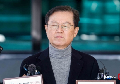 [포토] 윤갑근 변호사, '대통령 영장 발부는 무효'