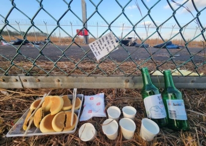 "기장님, 감사합니다" "우리 왔다" 활주로 철조망에 남겨진 편지들 