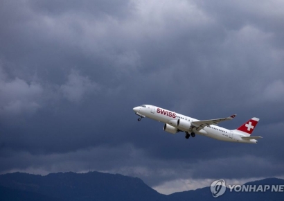 '기내 연기유입' 스위스 항공기 비상착륙…승무원 1명 사망