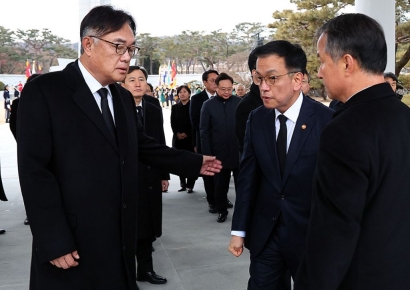 정진석 대통령 비서실장 등 수석 전원 사의…"헌법재판관 임명 항의성"