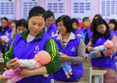 심각한 저출산 위기에 "임신 언제 해요?"…독촉 전화 돌리는 중국