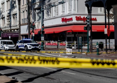 美 뉴올리언스 새해맞이 인파에 트럭 돌진…10명 사망