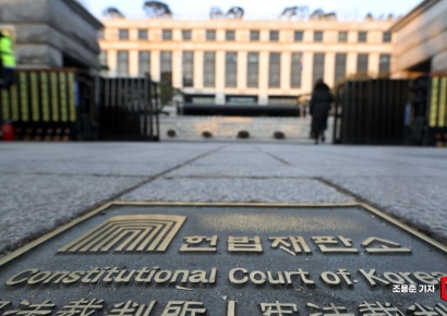 尹탄핵 '내란죄' 철회 논란…與 "李재판 꼼수" 野 "헌재 맞게 안건 정리"