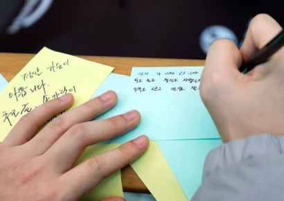 "화해 못하고 보내", "엄마, 나 이제 고3" …참사 유가족 손편지 
