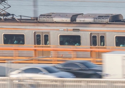 [포토] 지하철에 몸을 싣고 '을사년' 첫 출근길