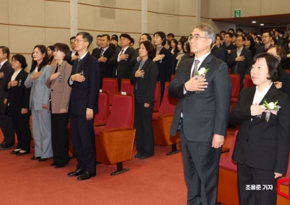 [포토] 국민의례하는 정계선, 조한창 신임 재판관